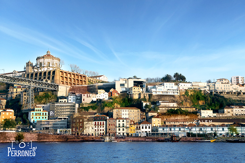 Vila Nova de Gaia, com seus restaurantes e Caves de Vinho do Porto, beirando o Rio Douro.